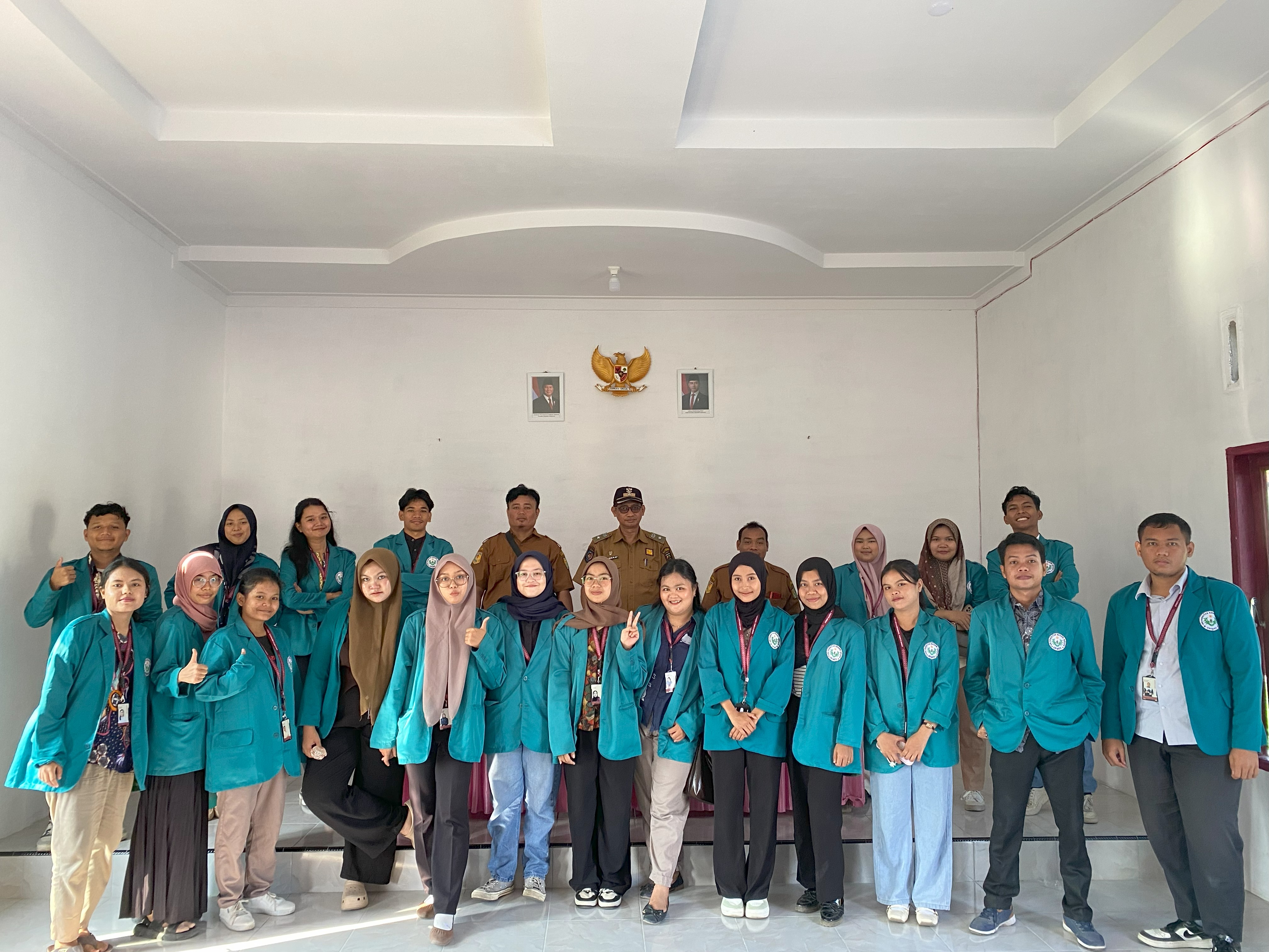 Foto Bersama Mahasiswa KKN UNIMED 2025 bersama Kepala Desa dan Kepala Dusun